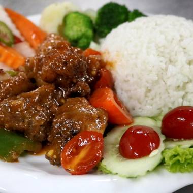 Cơm sườn xào chua ngọt